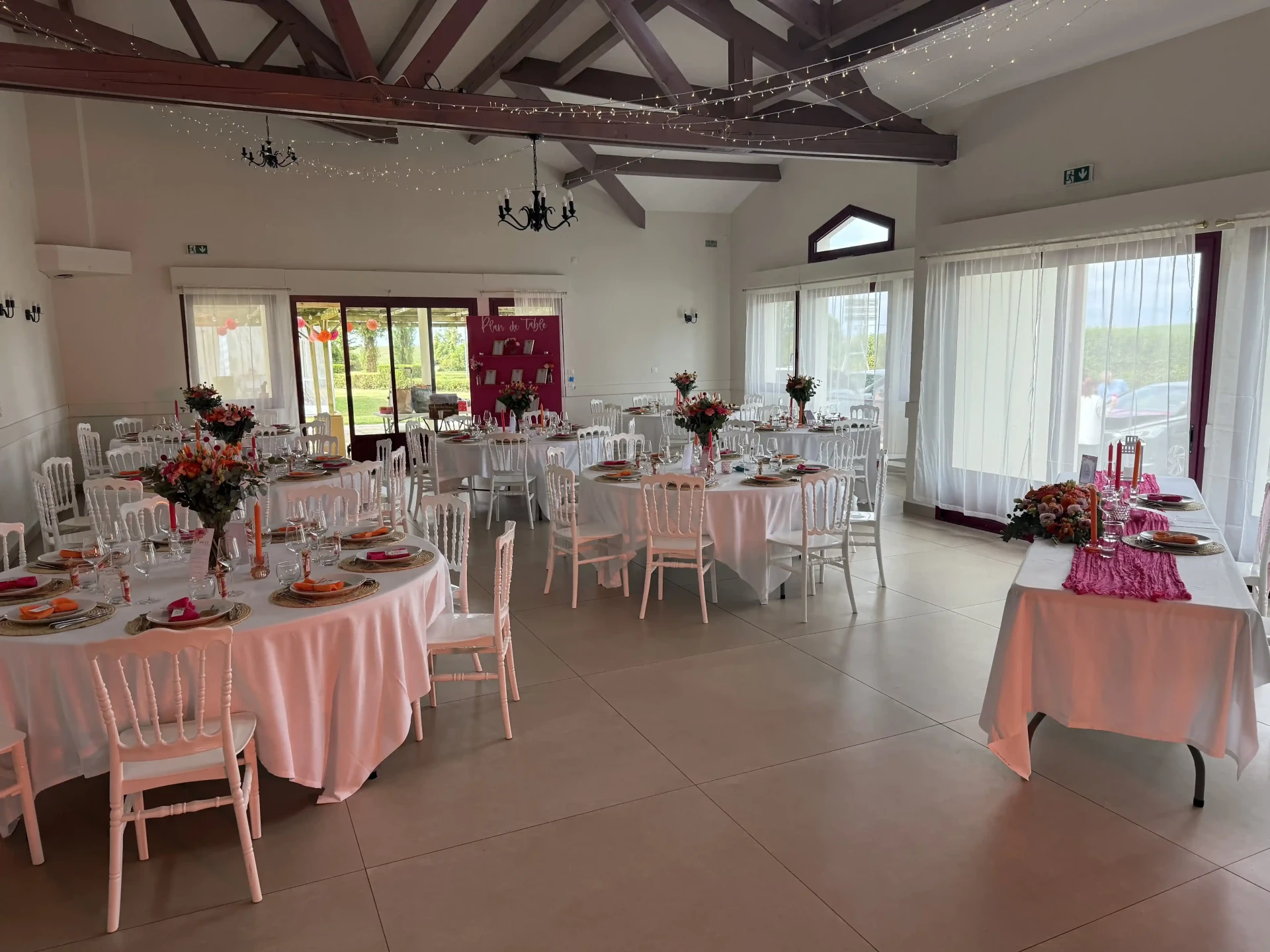 Salle de réception décorée pour un mariage