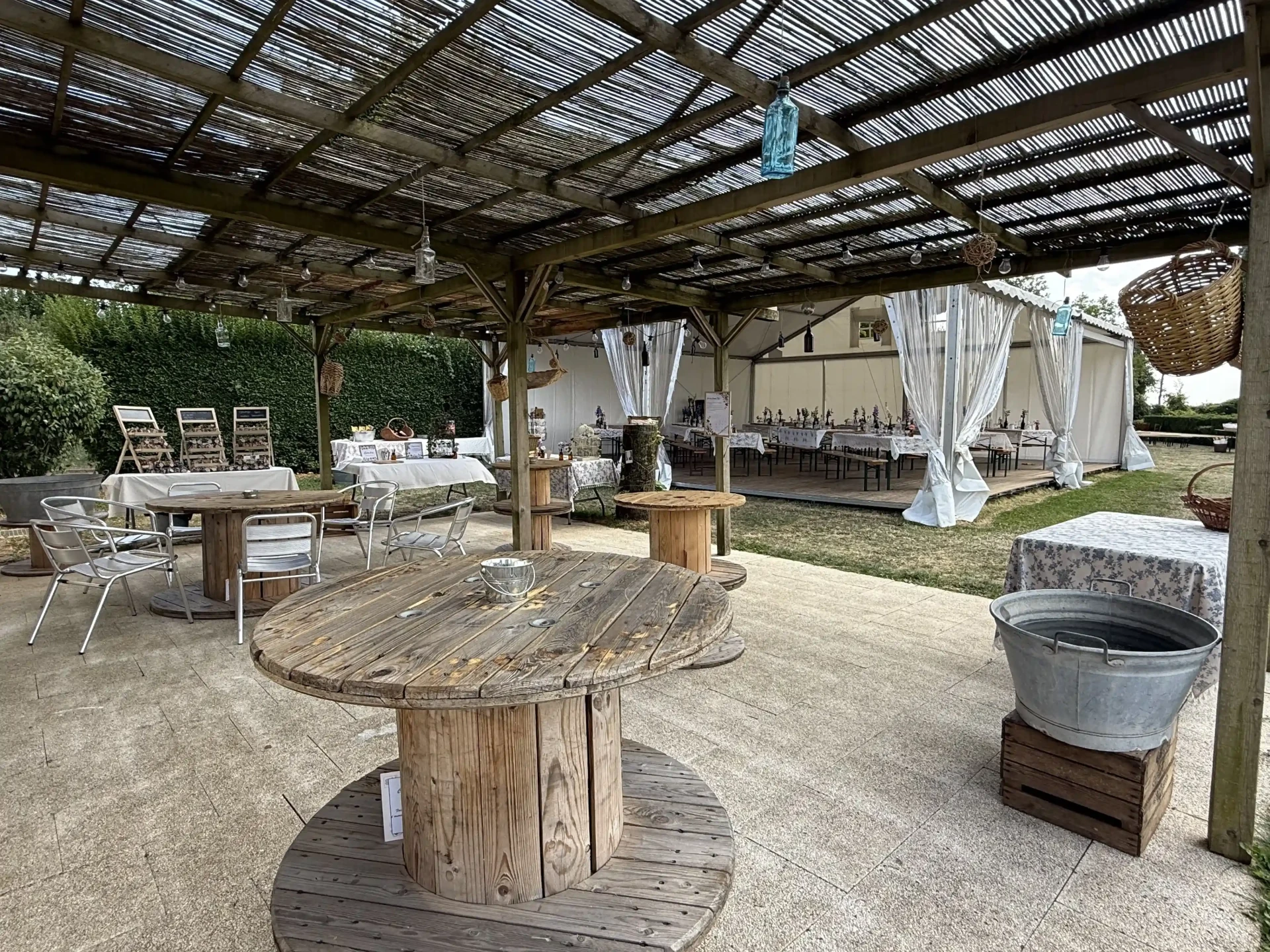 Terrasse et chapiteau Villa Montauville