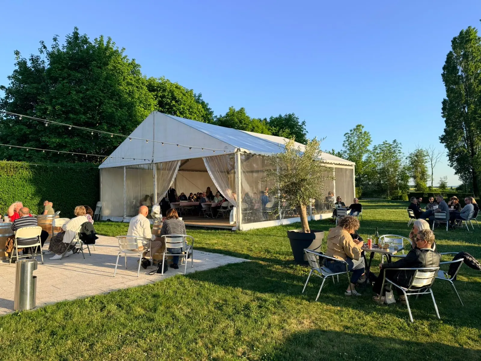 réunion en plein air avec chapiteau villa montauville
